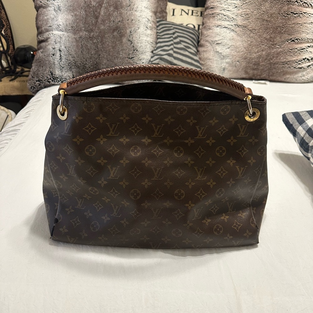 Authentic Louis Vuitton, artsy MM purchased at Galleria Roseville CA